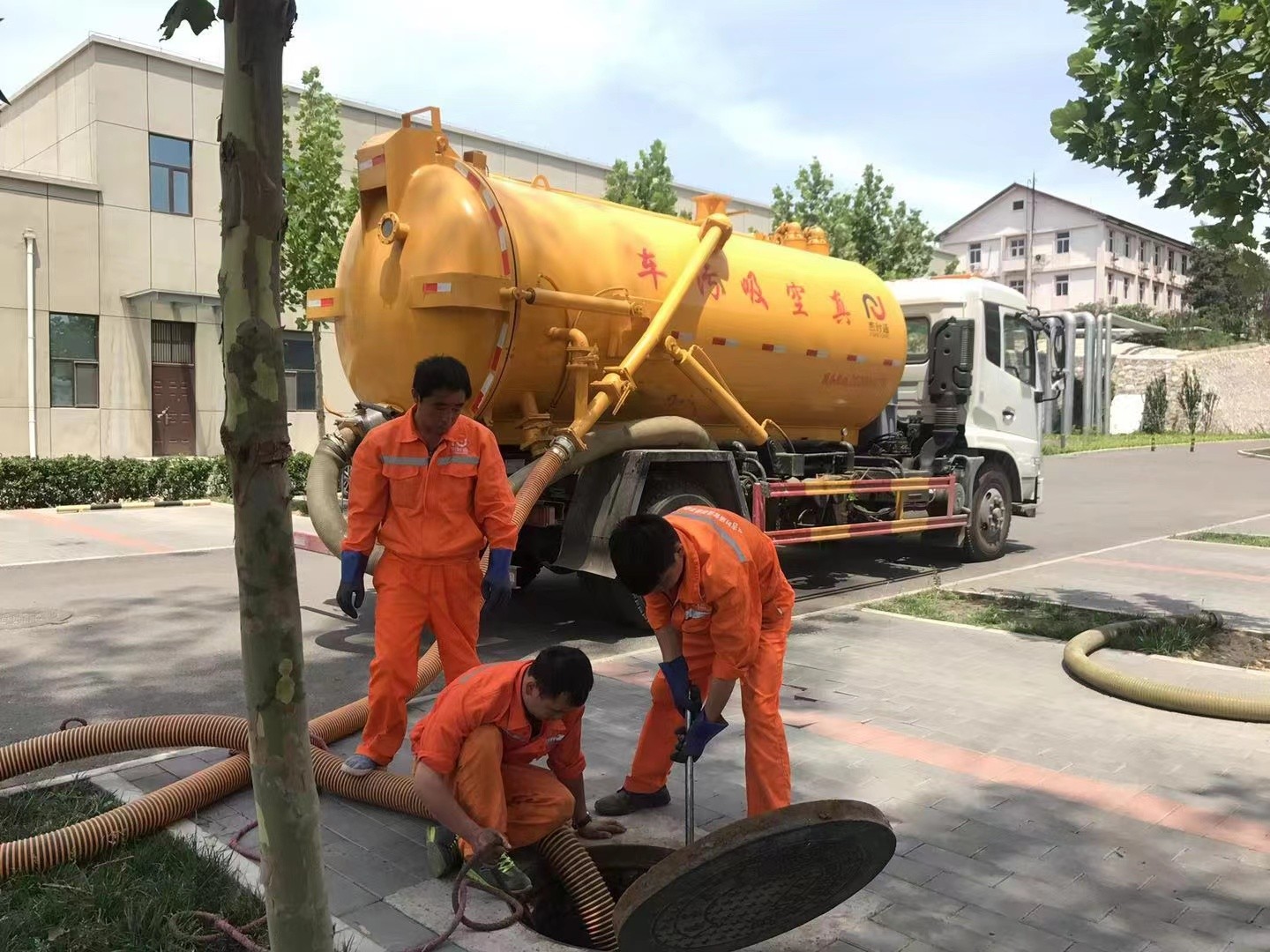 恩施管道疏通车停在窨井附近