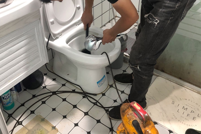 恩施马桶堵塞自己疏通还是找师傅？专业上门服务让你省时更省心